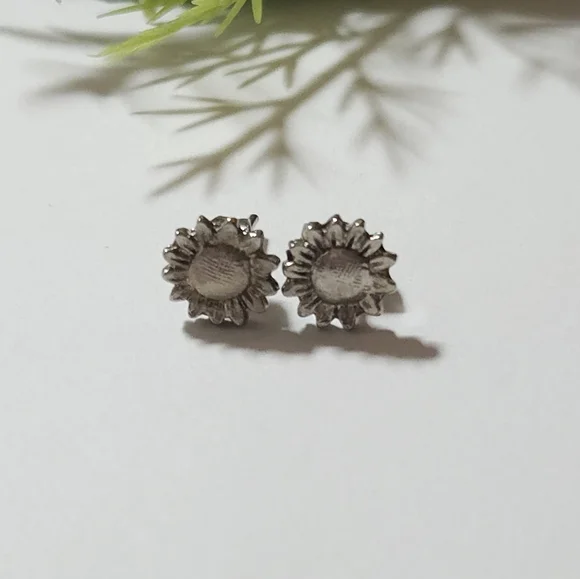 Vintage Silver Sunflower Stud Earrings Dainty Flower Stud Earrings - Picture 6 of 7